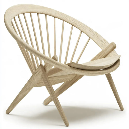 Fauteuil bas beige à dossier arrondi ajouré et pieds croisés