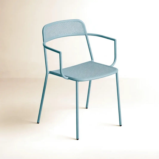Chaise bleu clair à accoudoirs fins et dossier ajouré